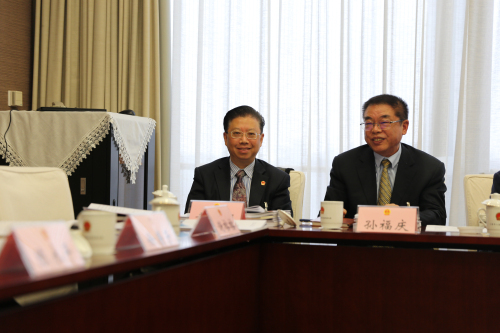 民进专职副主委黄山明参加上海市十五届人大三次会议分组讨论