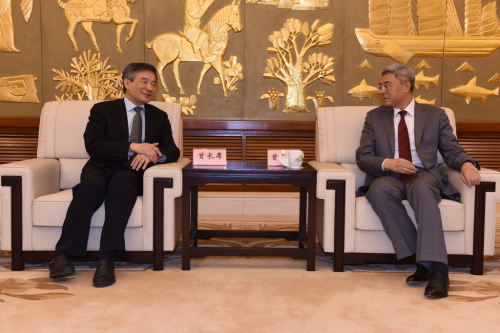 全国政协副主席、民进中央第一副主席罗富和与中共上海市委副书记尹弘亲切交谈