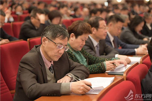 上海市政协十三届三次会议开幕，委员认真聆听会议